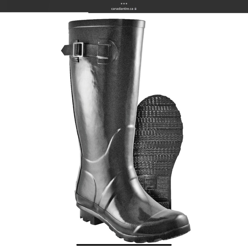 Canadian tire womens black rubber boots with strap, hunter style, like new. 9